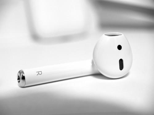 Apple AirPods 2nd Generation - Replacement Right Side Only - 2nd Gen - A2032 - Picture 3 of 8