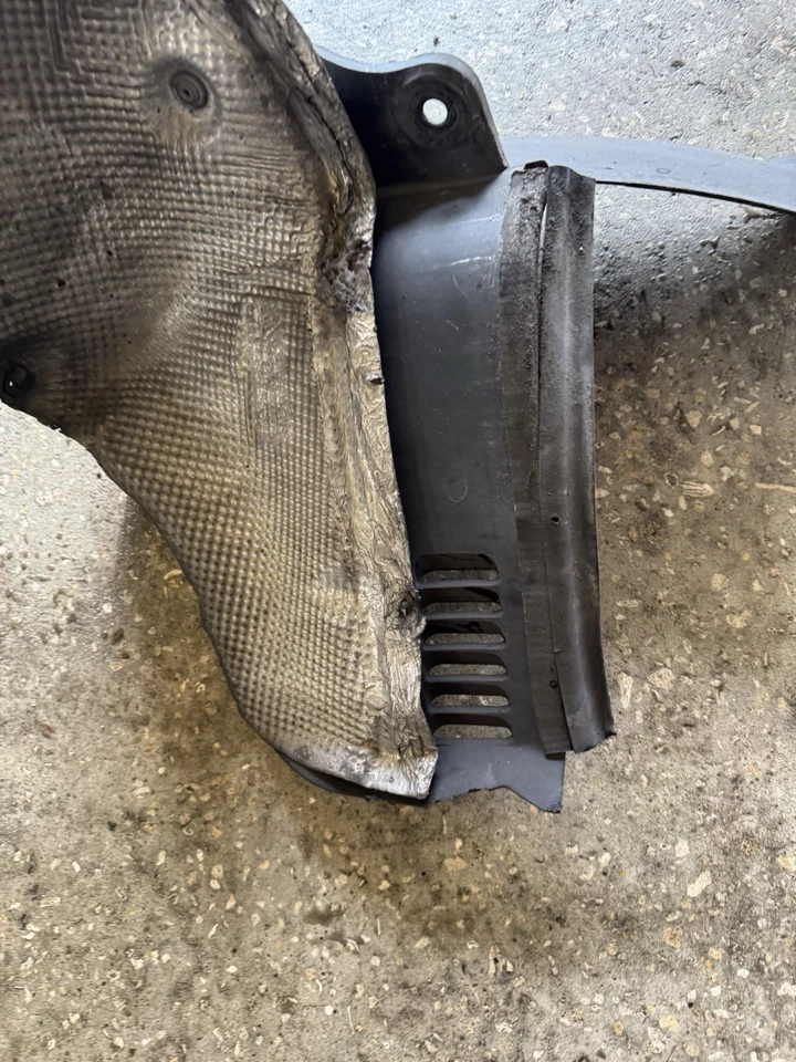 Soporte de parachoques trasero izquierdo Porsche Boxster con protector térmico lado del conductor OEM 1999-2004 Foto 3 de 4