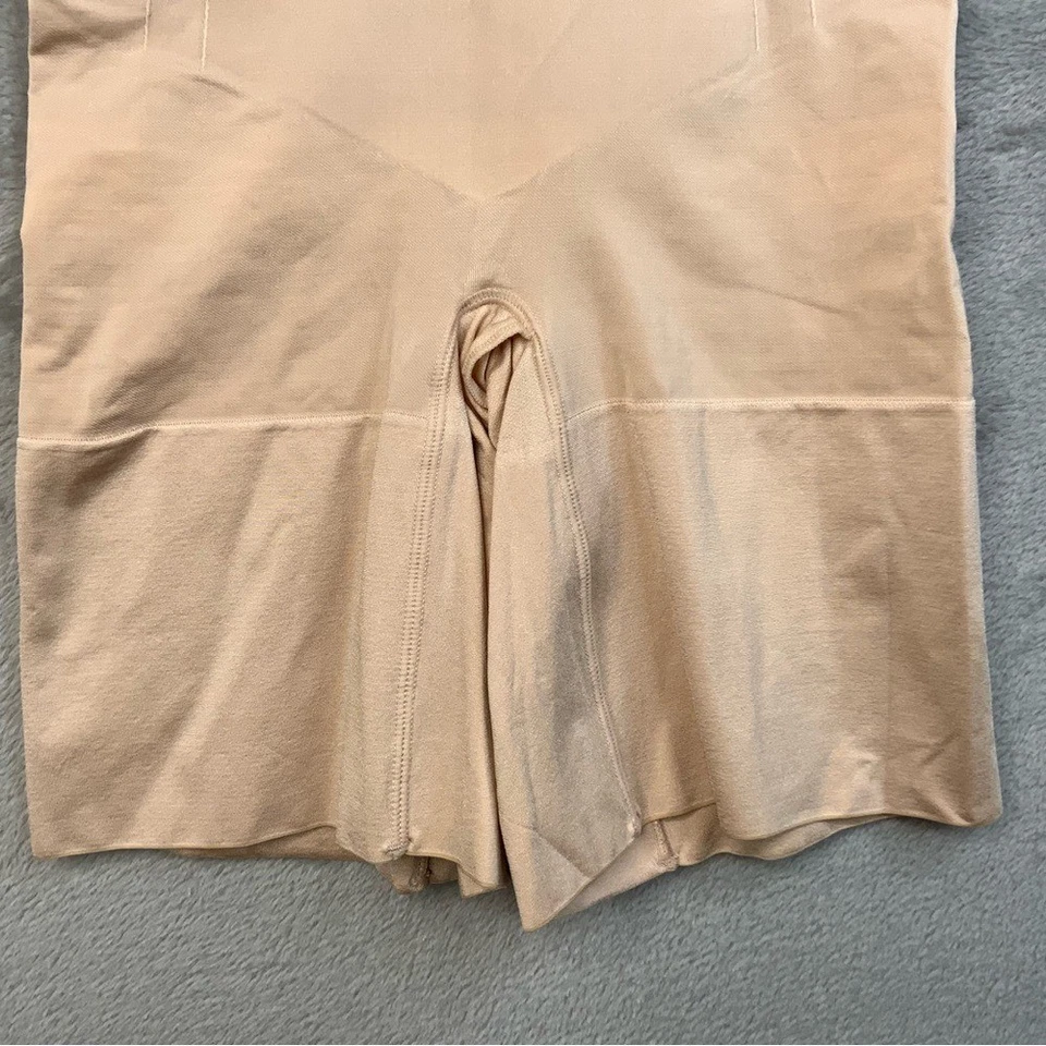 Ropa interior de compresión para mujer SPANX en beige. Talla mediana. Foto 3 de 4