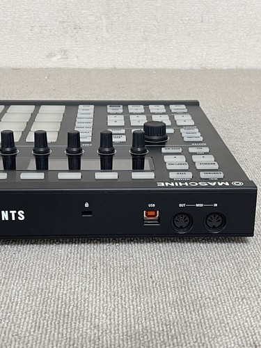 Native Instruments MASCHINE MK2 Groove Production Studio MIDI Controller Tested - Picture 19 of 20