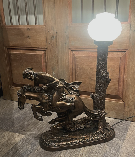 VINTAGE BRONZE WESTERN INDIAN WARRIER CHARGING WITH HORSE INTO BATTLE LAMP (14A) - Picture 10 of 12