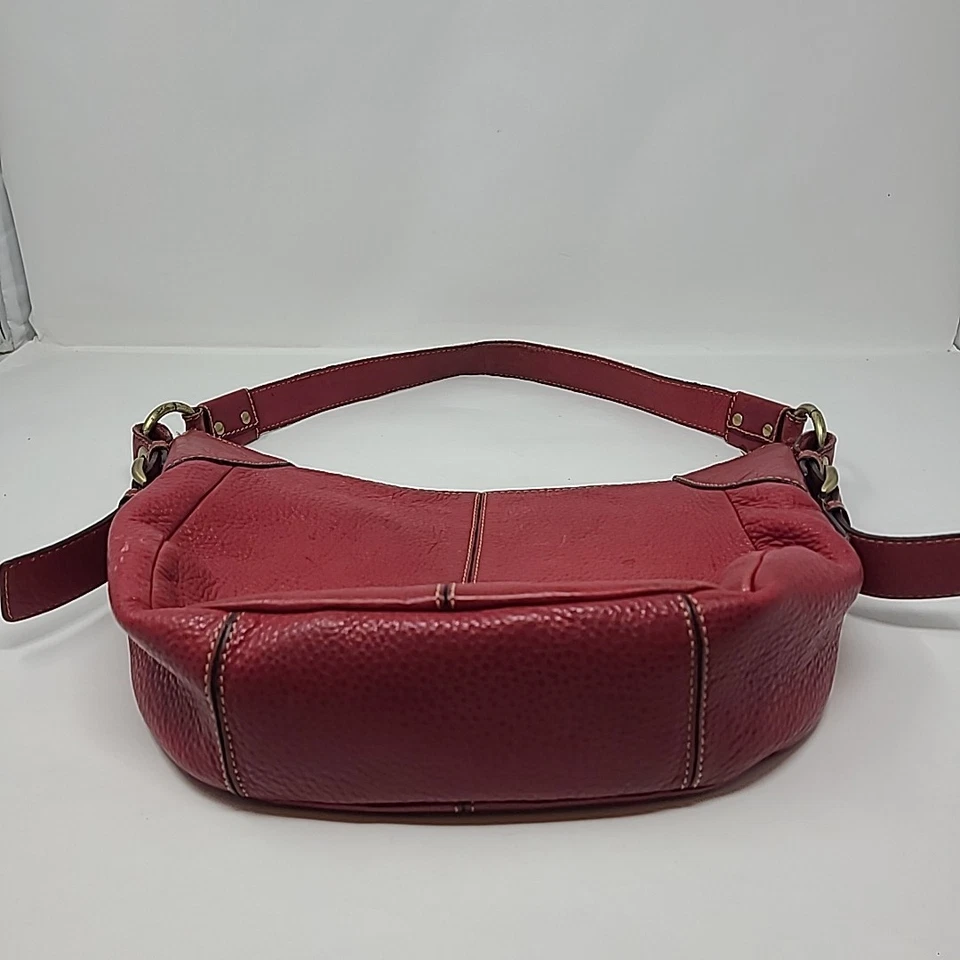 Bolso de Hombro Hobo Fossil Rojo Oscuro Cuero Guijarro Dorado Herrajes Bolso Foto 2 de 4