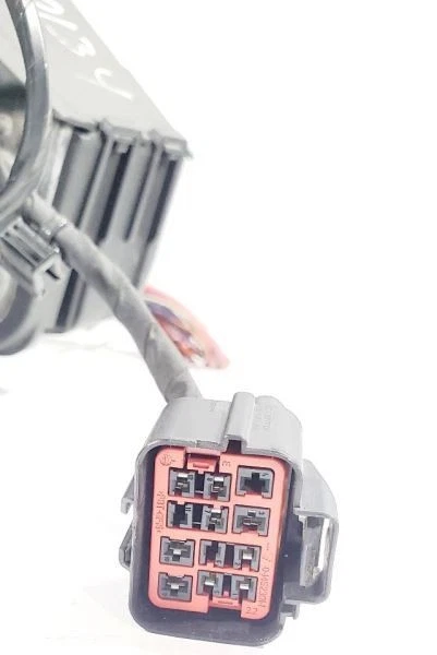 Motor caja de fusibles 2,0 L tracción delantera OEM 2014 2015 2016 2017 2018 Volvo S60 Foto 3 de 4