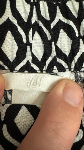 H&M Damenhose schwarz kurz geschnitten mittelhoher Bund geometrisches Muster Tasche Größe 10 - Bild 3 von 8