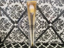 REAL TECHNIQUES ~ BOLD METALS COLLECTION ~ TRIANGLE FOUNDATION BRUSH ~ # 101 