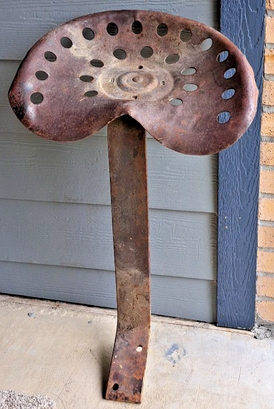 Bandeja de asiento de tractor vintage con soporte de montaje incluido. Foto 3 de 4