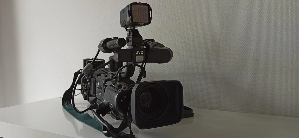 JVC GY-HD201 Profi-Camcorder + DR-HD100 Recorder –Zubehörpaket –gebraucht - Bild 3 von 4