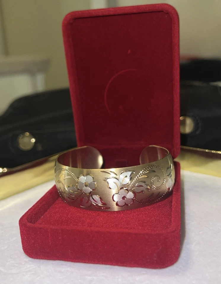 Brazalete brazalete grabado a mano relleno de oro amarillo de 14K Foto 2 de 4