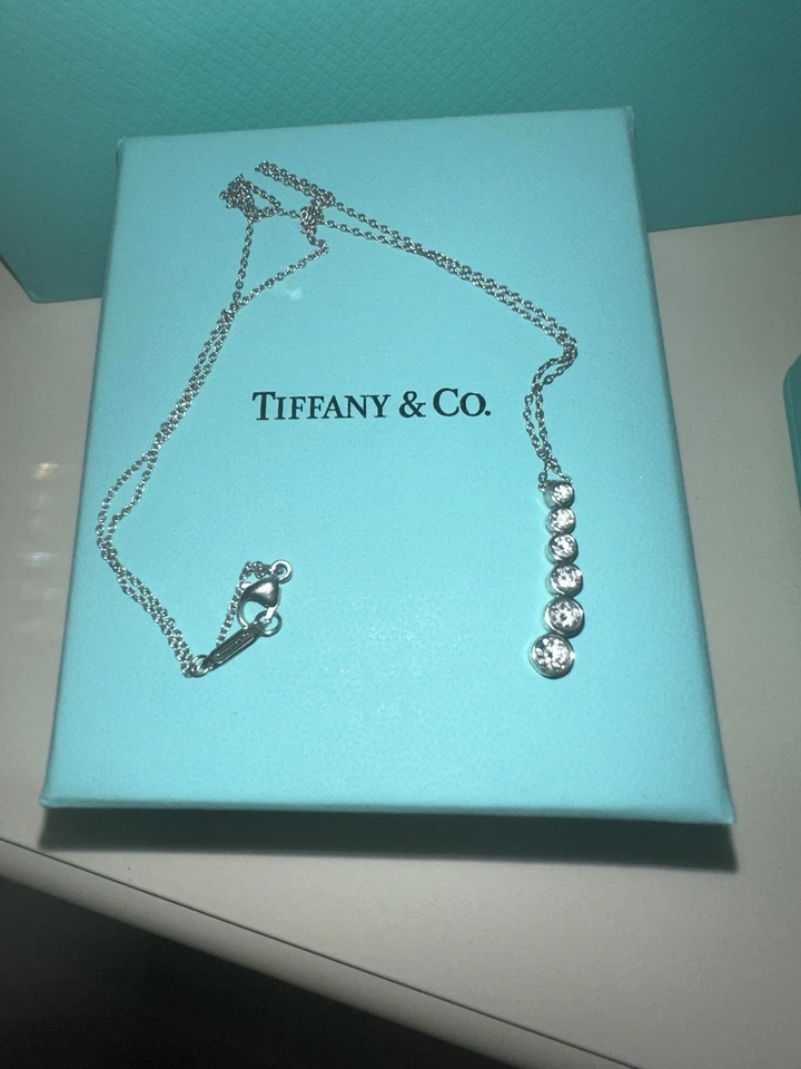 Collar colgante de diamantes Tiffany & Co. JAZZ platino bisel graduado de 0,67 ctw Foto 3 de 4