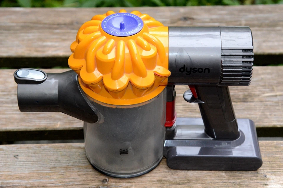 DYSON STAUBSAUGER DC58 V6 beutellos orange funktioniert gut
