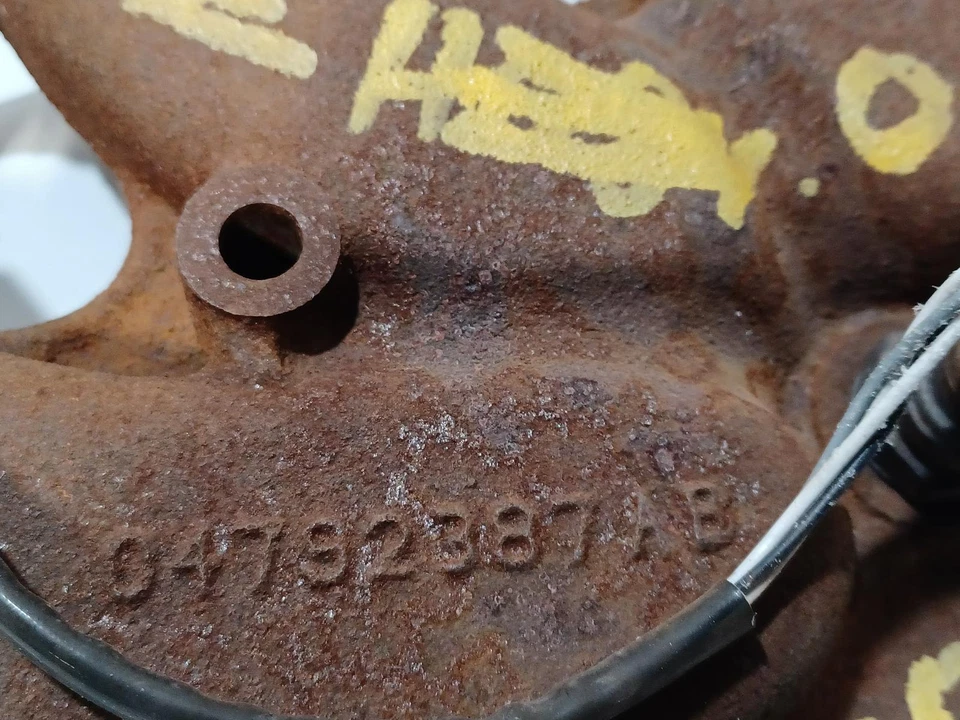 Colector de escape delantero izquierdo usado se adapta a: Chrysler Sebring Sdn 2004 2,7 L. delantero F Foto 4 de 4