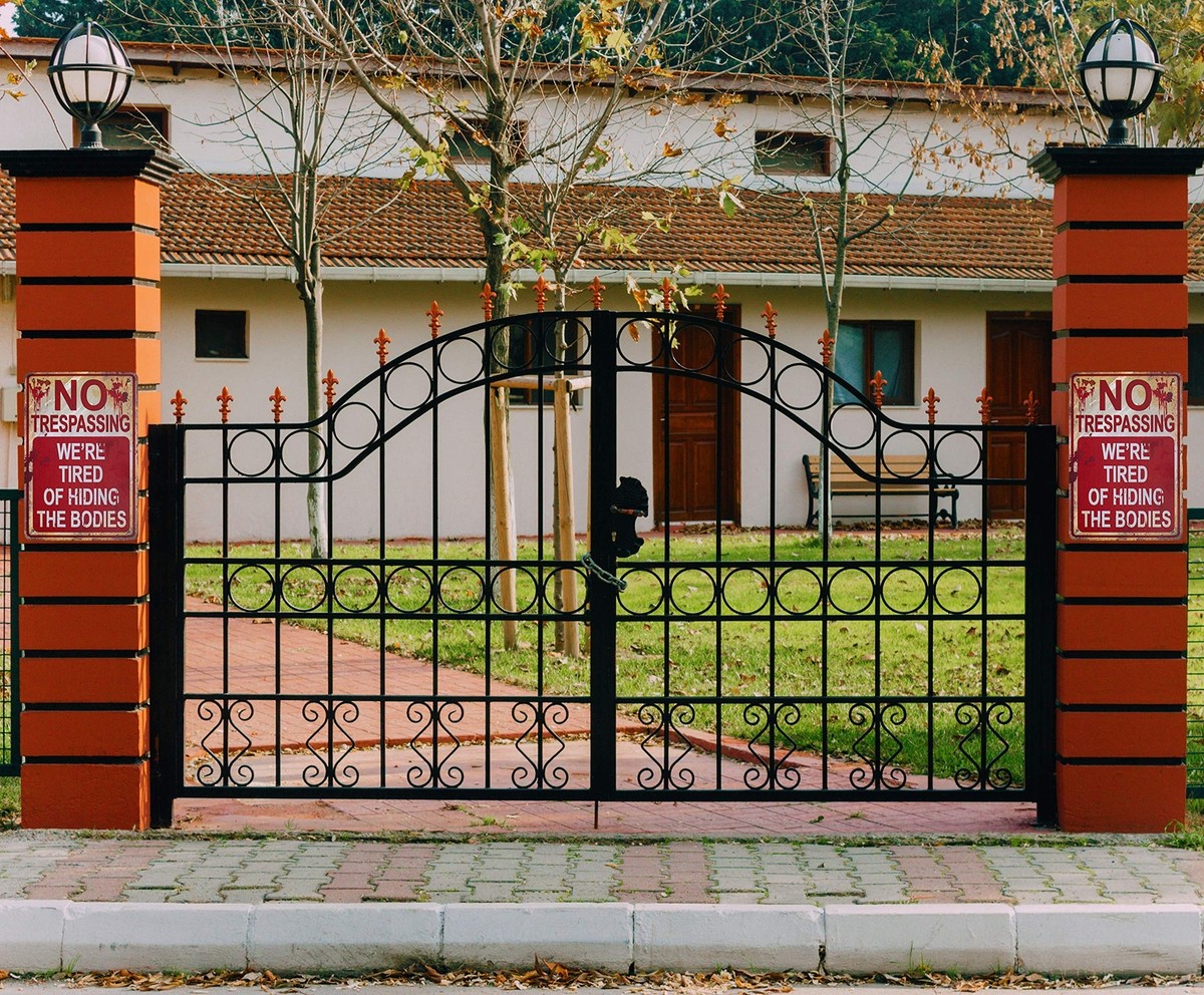Metallschild 'No Trespassing' – Lustiges Vintage-Schild Mit Humor, 19,8x30 Cm Für Garten Oder Haus