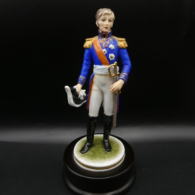 AK Kaiser General Lannes Porzellan Napoleon Figur auf Holzsockel Top