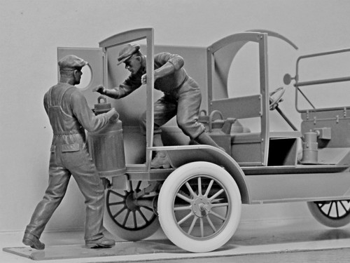ICM 24019 Scale 1:24 Gasoline delivery, Model T 1912 Delivery Car with American - Picture 19 of 20