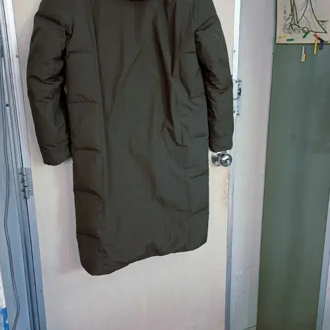 Reebok Men's Long Padding Coat, Size 95 - Very Good Condition thumbnail 2