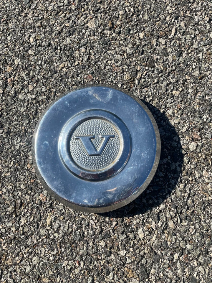 One genuine 1974 to 1979  Volvo 242 244 center cap hubcap - Image 2 of 4