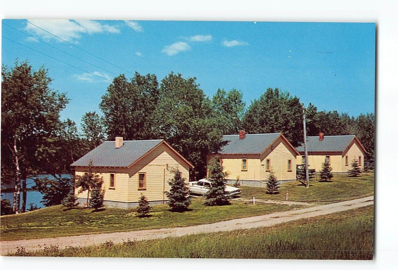 Bemidji Minnesota MN Vintage Postcard Braker's Acres Cottages On Mississippi