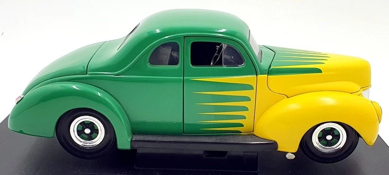 Eagle Universal Hobbies 1/18 Scale 814007 1940 Ford Deluxe Hot Rod Green/Yellow - Image 4 of 4
