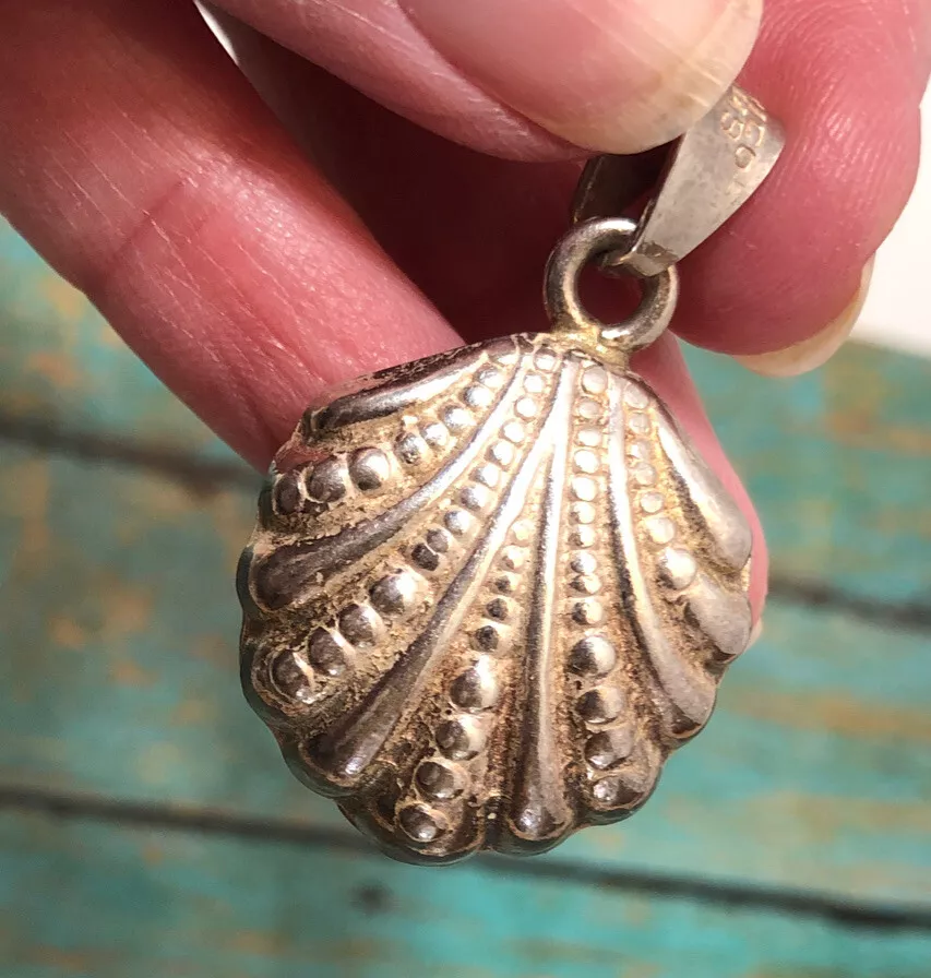 Clam shell pendant deals