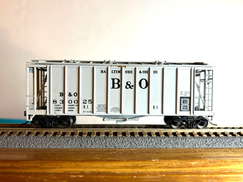 WALTHERS #4604 B.&O. Coche tolva cubierta Airslide 39' #830025 con Kadees 1:87 | Zustand: Used