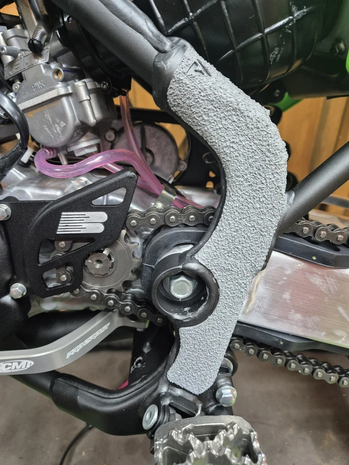 01-2026 Kawasaki KX85 KX100 KX112 Cinta de agarre de goma Protector de marco (2 pares) Foto 3 de 4