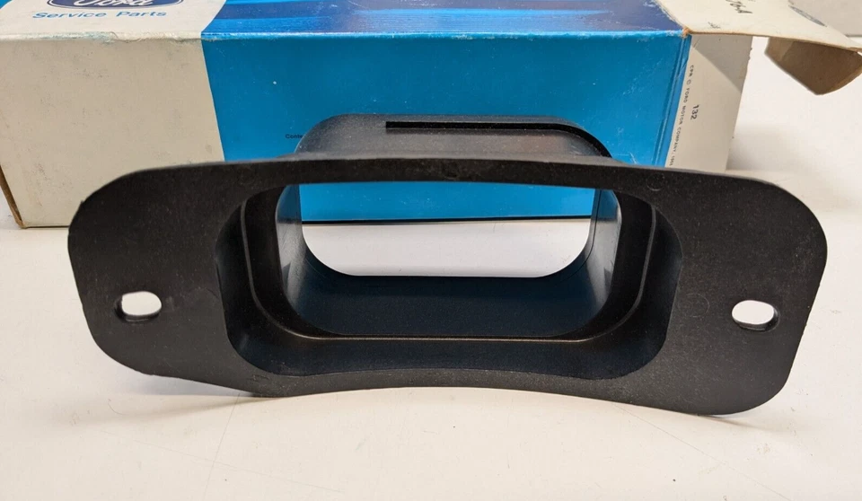 Parte adaptador de tubo de admisión/limpiador de aire para furgoneta Ford Econoline # D7UZ-9B676-A nuevo de stock Foto 3 de 3