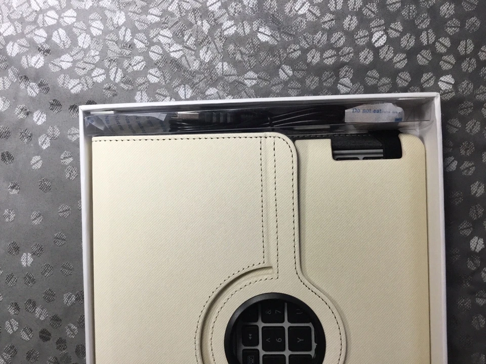 Contenido de la funda del teclado Targus teclado y funda Versace, cable de carga mini USB.  Foto 2 de 4