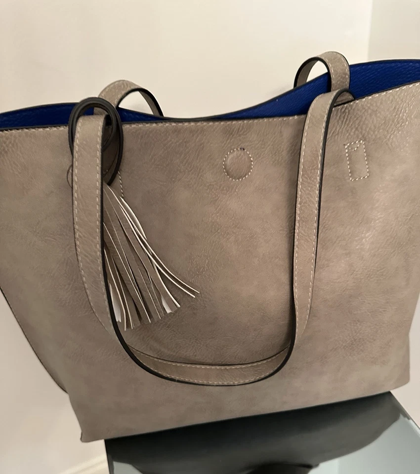 Nuevo Bolso de Hombro Reversible de Cuero Sintético Guijarro Azul Cobalto y Gris Foto 2 de 4