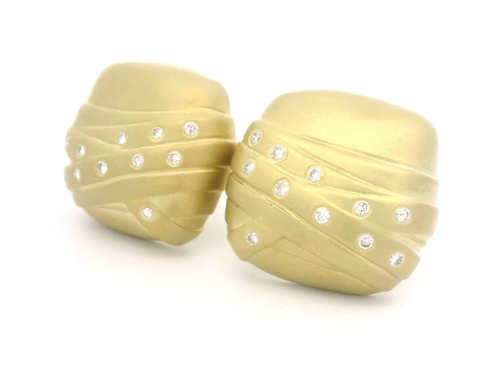 Pendientes de botón cojín con acabado mate de diamantes bruñidos de 0,44 quilates de oro amarillo de 18 quilates Foto 3 de 4