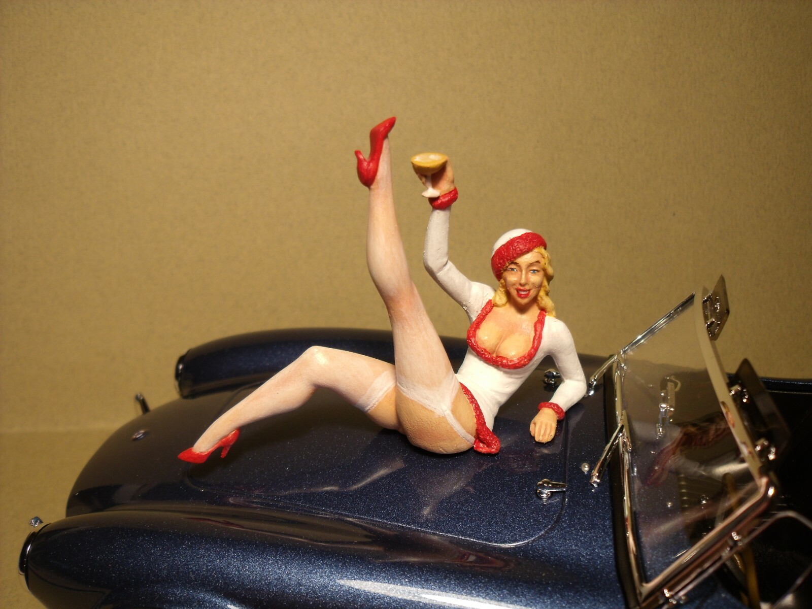 Figurine Chloé 1/18 en résine brute à peindre pour diorama de collection