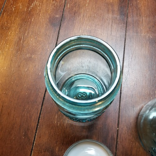 Antiguo par de frascos de albañil perfectos de bola 1900-1923 Qt y Pt con tapas de zinc azul verdadero - Imagen 6 de 13