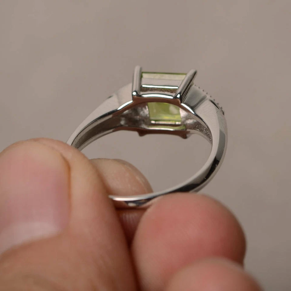 Anillo de compromiso de boda trilogía de diamantes de peridoto natural de 2 quilates de oro blanco sólido de 14 k Foto 3 de 4
