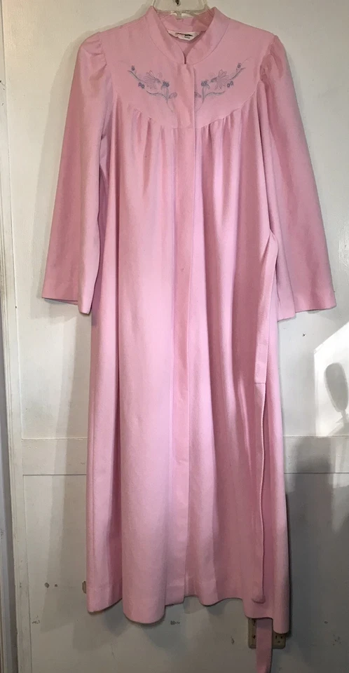 Shadowline Para Mujer Talla M Rosa Bata Larga Bordada Bolsillos Cinturón Frente a Presión Suave Foto 3 de 4