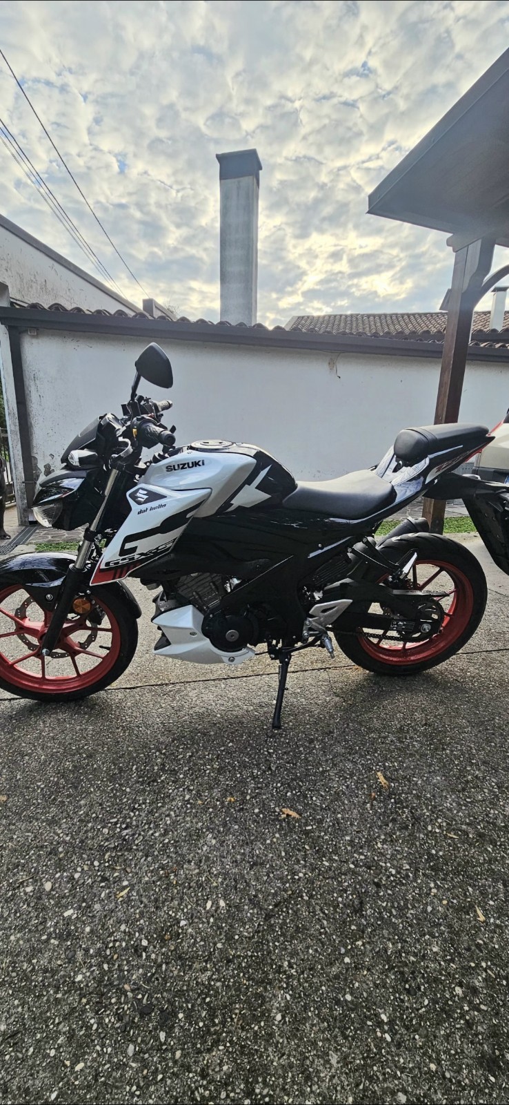 Suzuki GSX S-125 foto 2