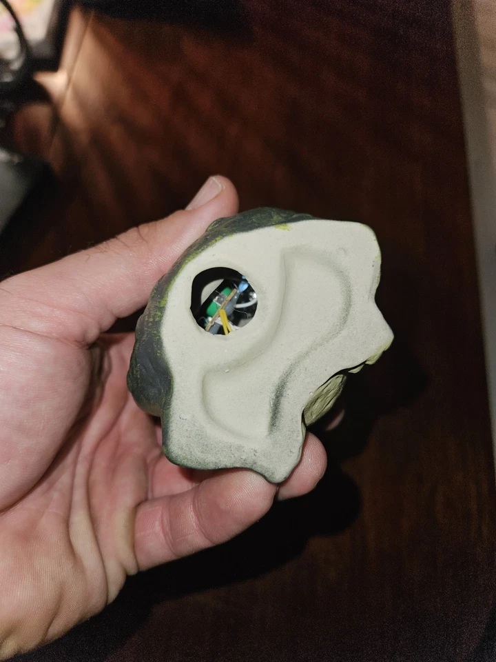 Figura rana verde iluminación solar decoración jardín césped Foto 4 de 4