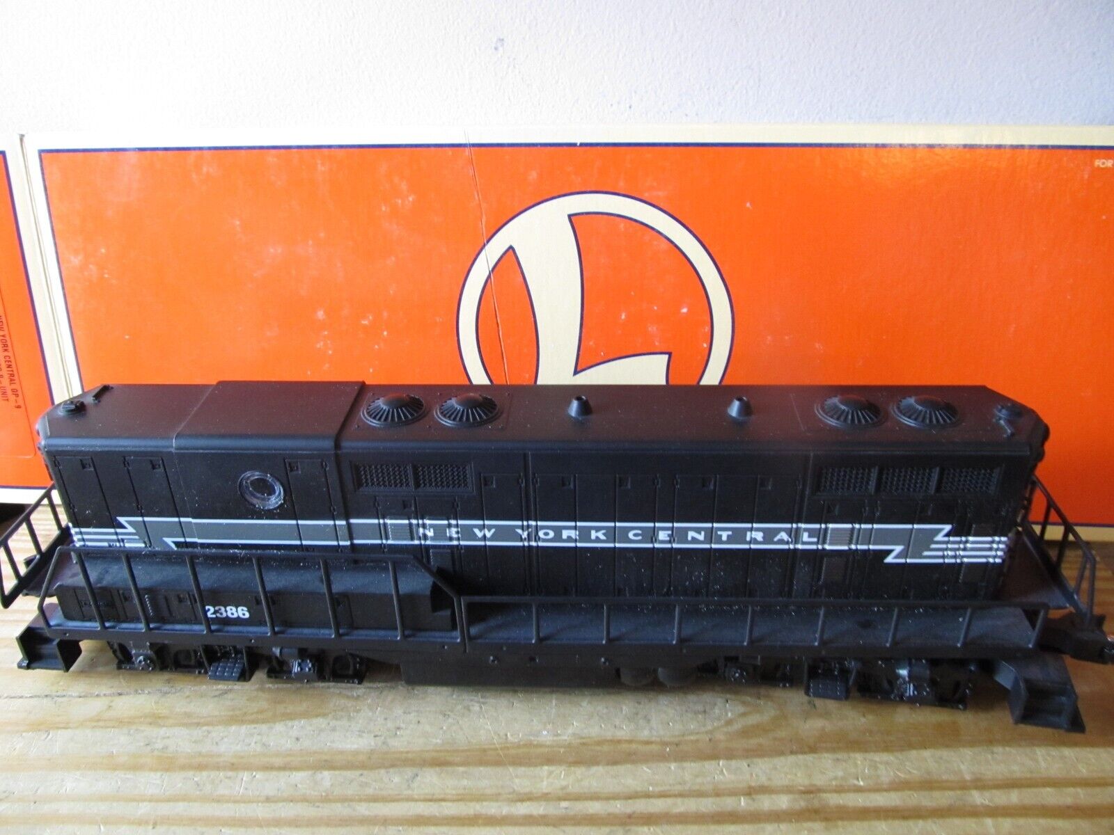 lionel-6-18865-new-york-central-gp-9-non-powered-b-unit-0-27-gauge