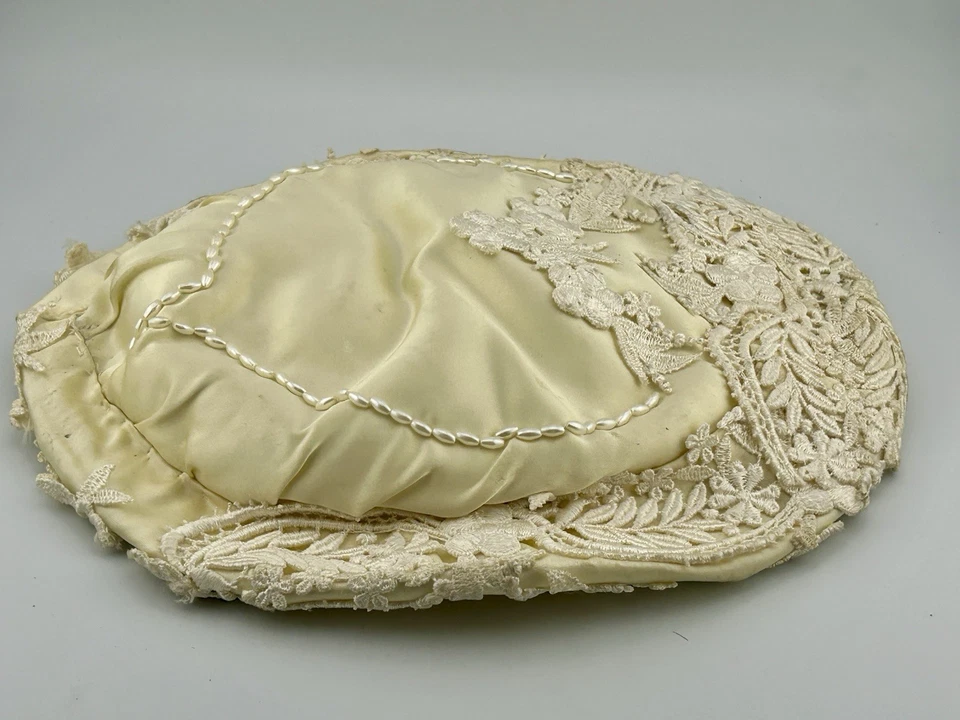 De colección 1950 Marfil Satinado Encaje y Imitación Perla Sombrero de Novia Gorra Velo Base Apliques Florales Foto 4 de 4
