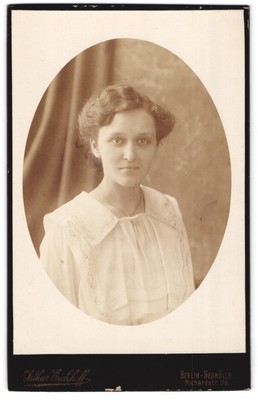 Fotografie Arthur Eichhoff, Berlin-Neukölln, Richardstr. 116, Junge Dame mit mo 