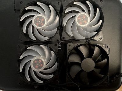 Coolermaster 3x RGB Lüfter und 1x non RGB Lüfter, 120mm, 3-polig