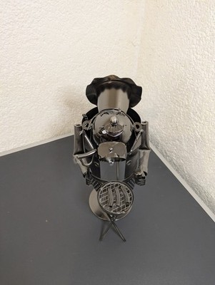 Metall Figur '' Mann am Grill'' Geschenk Flaschen Halter Ständer Deko Geburtstag