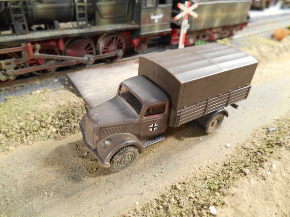 Camión HO Roco Minitanks 15º Ejército Panzer Opel Blitz pintado a mano desgastado A1804 Foto 2 de 3