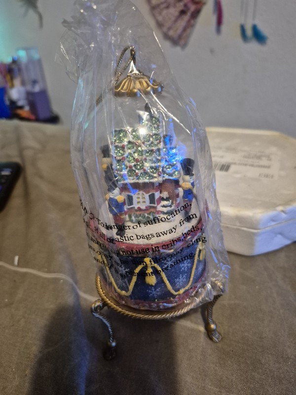 Avon Gift Collection Christmas Snow Globe Boxed Multicolor Christmas House
