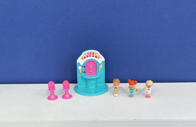 Bluebird Polly Pocket ICE CREAM FUN STAND - 100% komplett mit Figuren & Sitzen