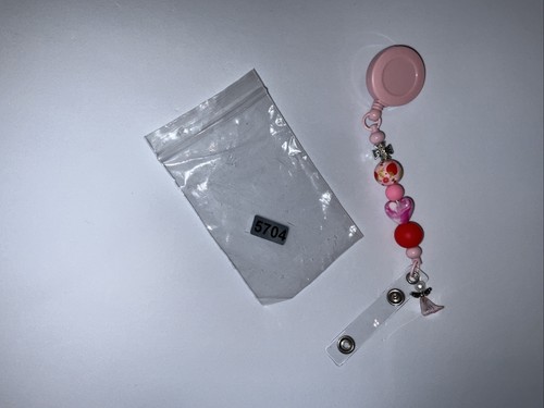 Insignia de cuentas de silicona hecha en casa con un ángel y una cruz de metal. Tiene clip retráctil - Imagen 19 de 24