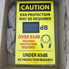 Accuform Danger Decibel Meter Znak ostrzegawczy „Needs Remote” 12”x20”