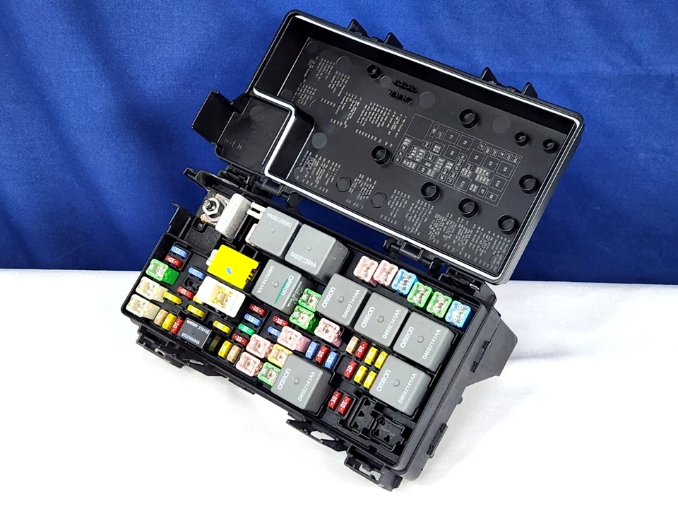 🏅 Dodge Grand Caravan Town Country 2008-2010 TIPM CAJA DE RELÉ DE FUSIBLES 56049720 Foto 4 de 4