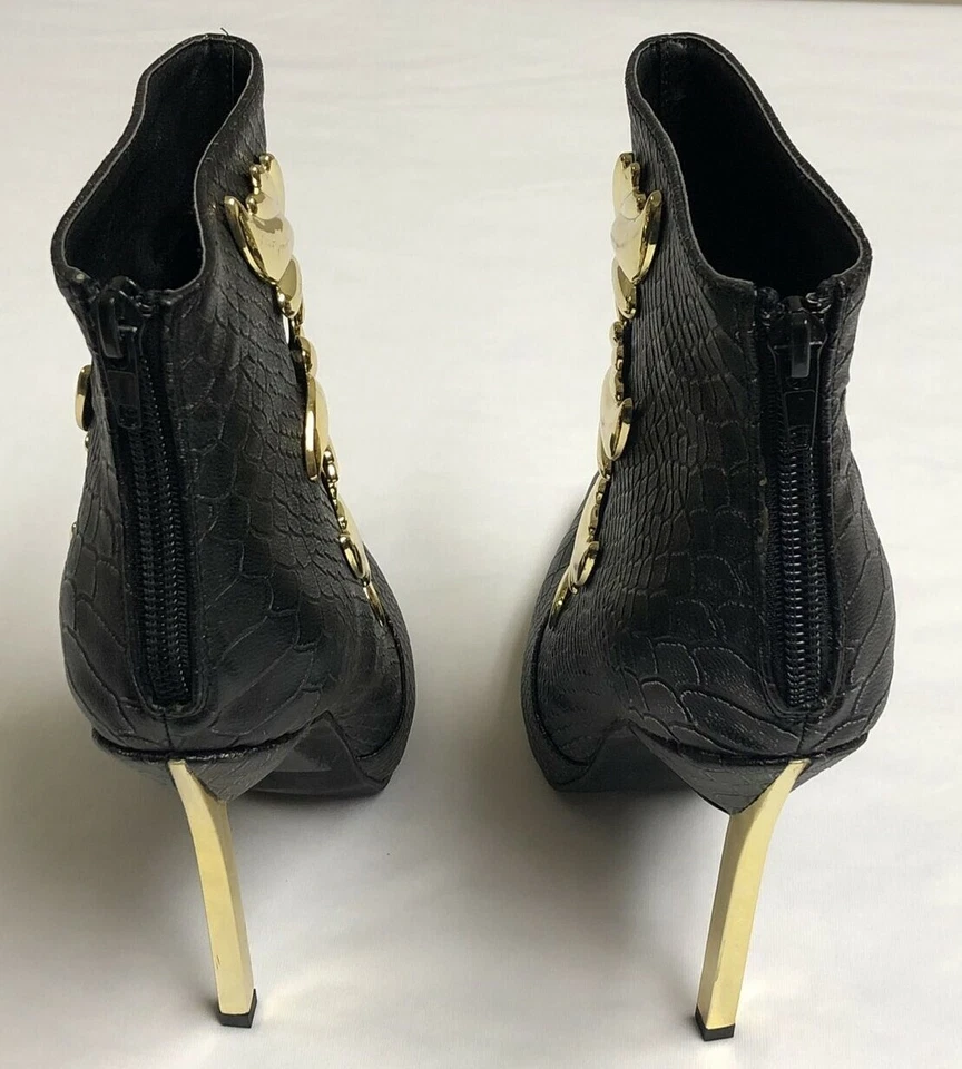Botines altos puntiagudos Privileged Evolve negros veganos de cuero de serpiente metal ala dorada Foto 3 de 4