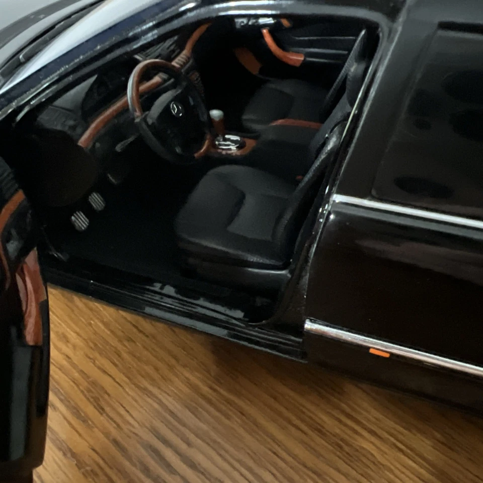 2002 Mercedes-Benz S-Class Pullman Guard V-12  Die-Cast  1:18  ~ By Sun Star  - Image 3 of 4