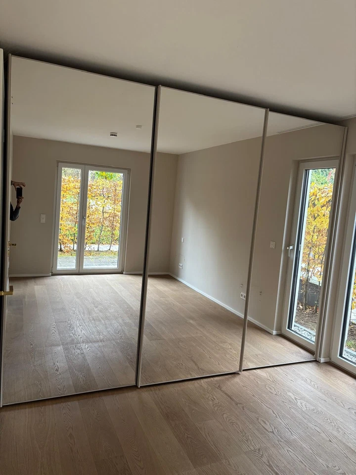 Staud Sinfonie Plus dreitüriger Spiegel- Schwebetürenschrank / Kleiderschrank