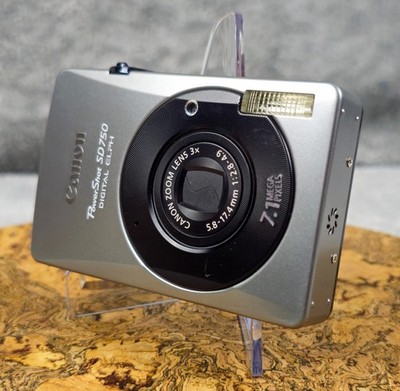 Mint Canon PowerShot ELPH SD750 / IXUS 75 7.1MP Digital Camera Bundle Excellent